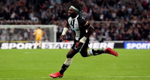 نيوكاسل يُعلن انتقال لاعبه للأهلي السعودي